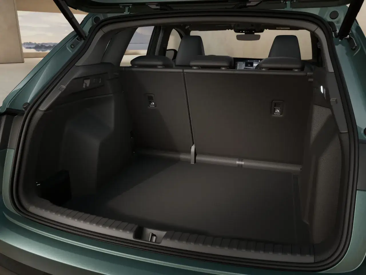 Tomt bagageutrymme i en Audi Q4 e-tron, redo f&ouml;r en testk&ouml;rning. Gott om plats f&ouml;r packning.