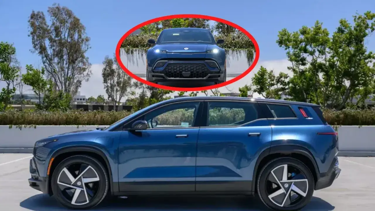 Blå Fisker Ocean SUV parkerad utomhus. Framifrån syns bilens distinkta grill och strålkastare.