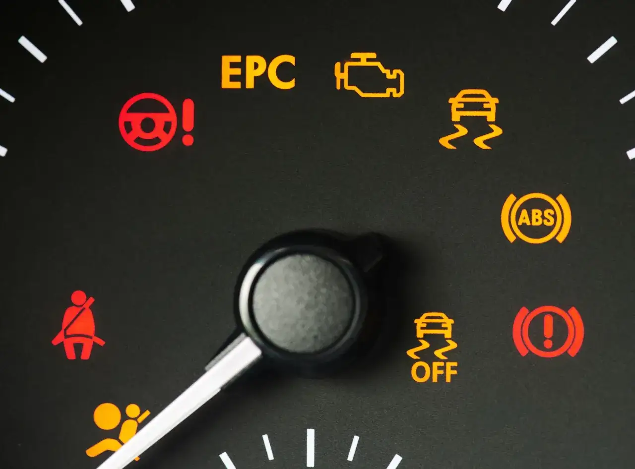 Varninglampor på en bilinstrumentpanel, inklusive EPC, motorlampa, ABS och ESP.