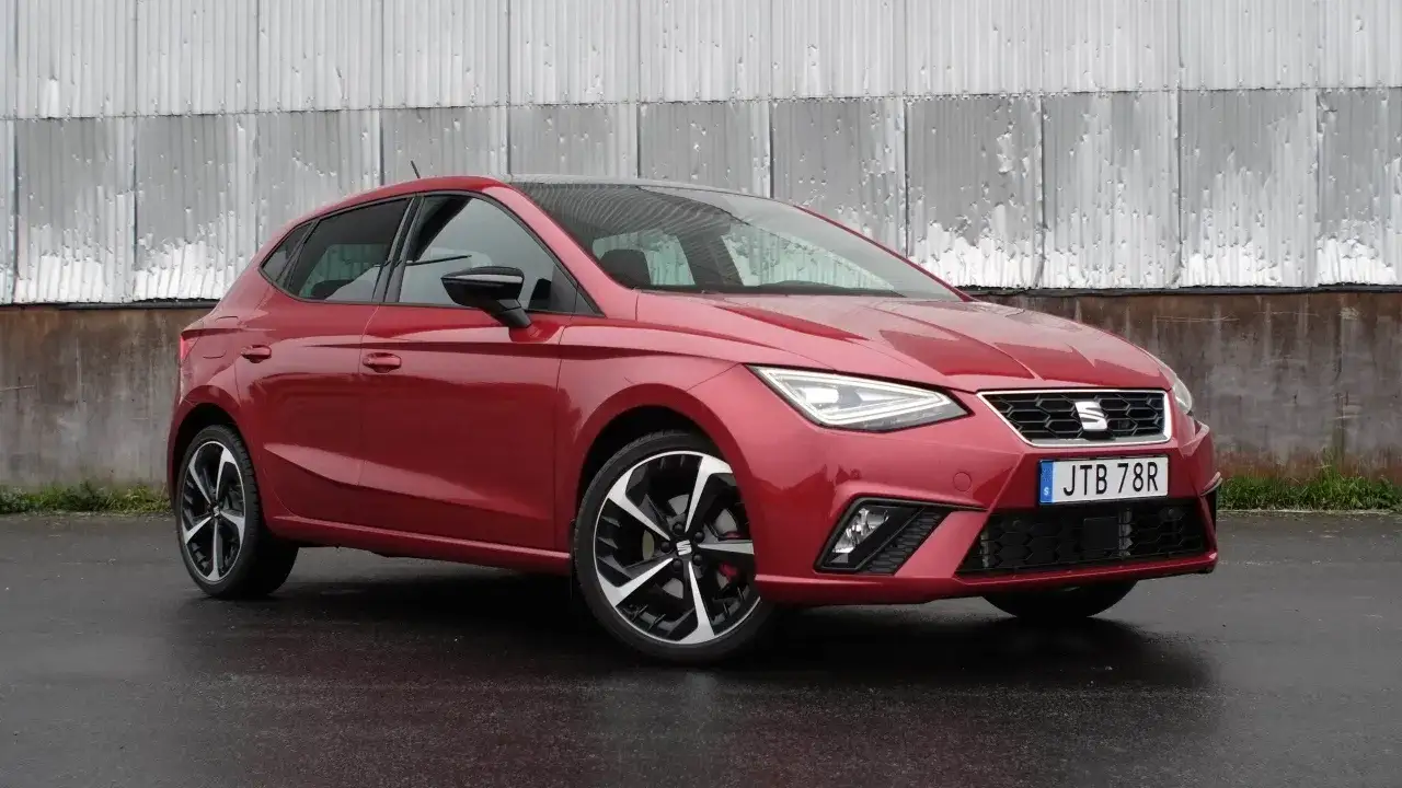 R&ouml;d Seat Ibiza framifr&aring;n, med fokus p&aring; fronten. Vanliga fel p&aring; Seat Ibiza kan vara relaterade till elektronik eller motor, men denna bil ser fin ut.