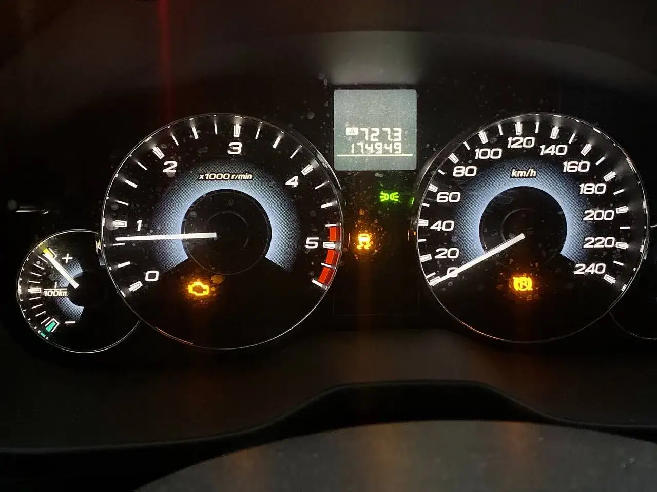 Bilens instrumentpanel visar att motorlampan lyser. Hastighetsmätaren visar 0 km/h, varvräknaren 0 x1000 r/min.