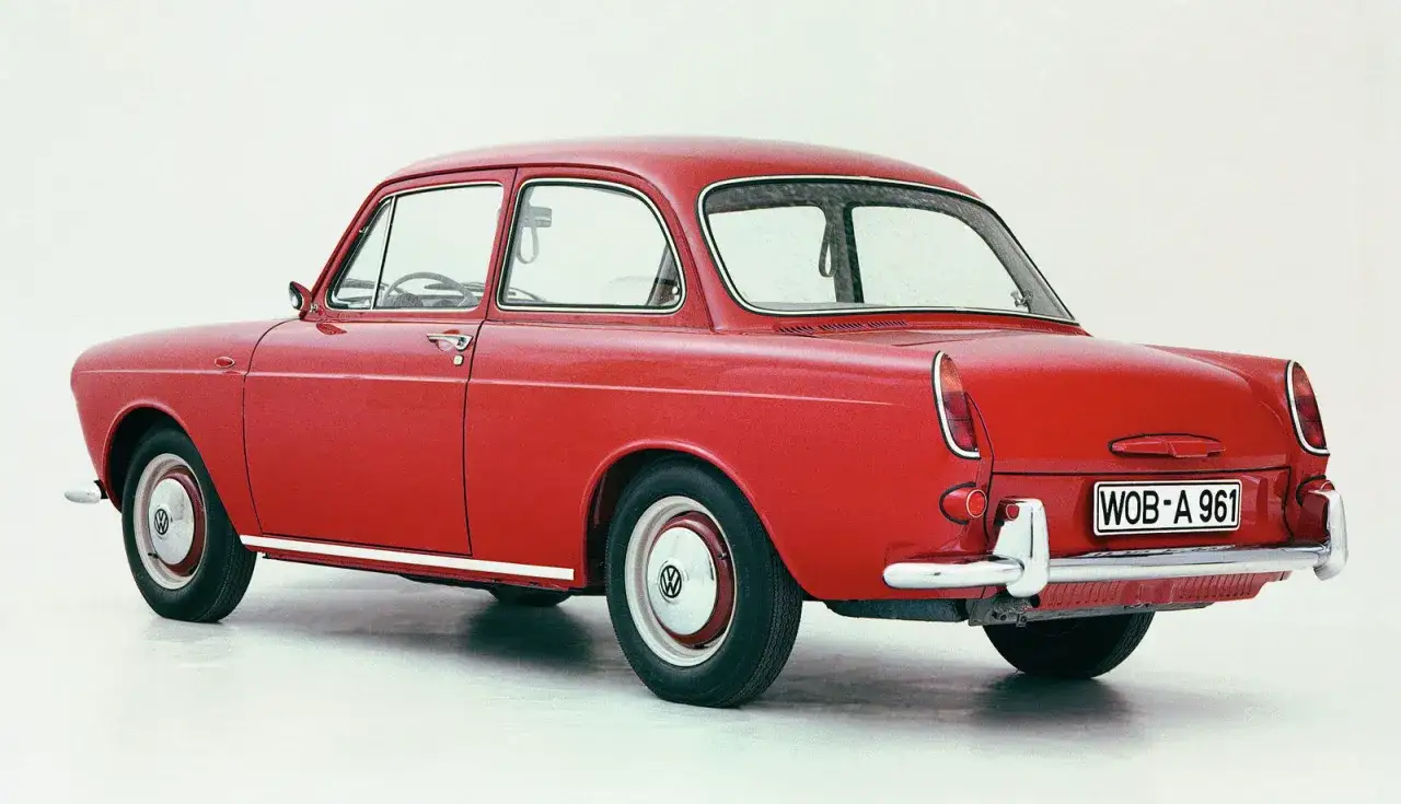 Röd vw typ 3 sedvan, sedd bakifrån, med kromade detaljer och registreringsskylt WOB-A 961.