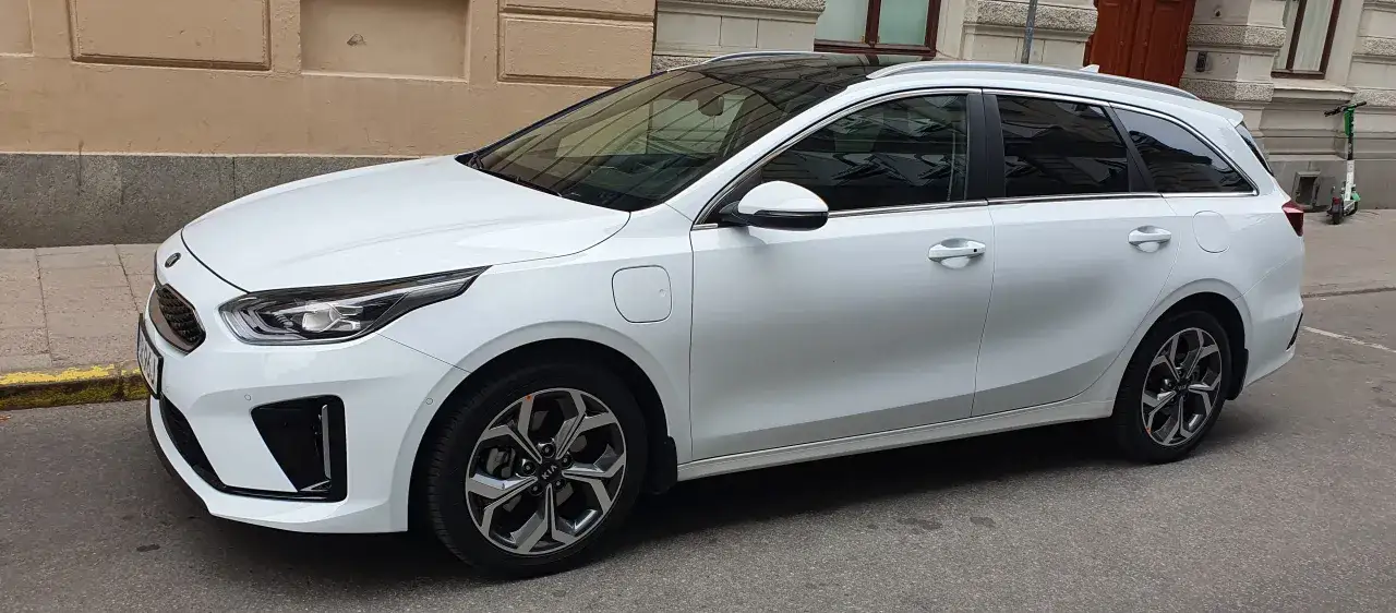 Vit Kia Ceed kombi parkerad p&aring; gata, redo f&ouml;r ett kia ceed test.