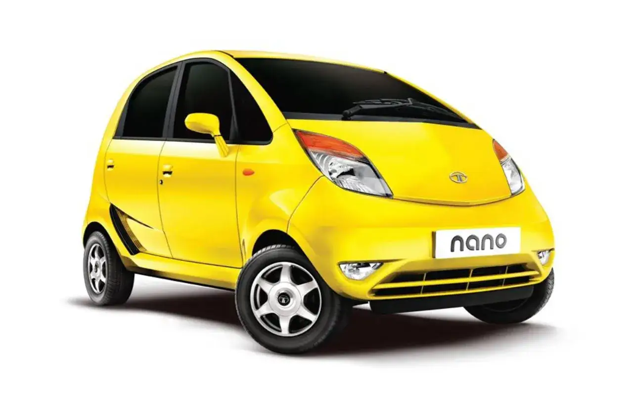 En solig gul Tata Nano, en liten och kompakt bil, st&aring;r redo f&ouml;r &auml;ventyr.