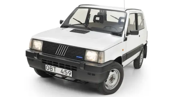 Vit Fiat Panda från 1980, en ikonisk liten bil med sin karaktäristiska design.