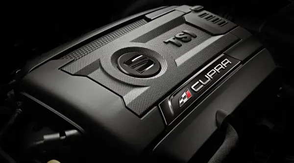Detaljerad vy av ett modernt tsi motorlock med Cupra-logotypen.