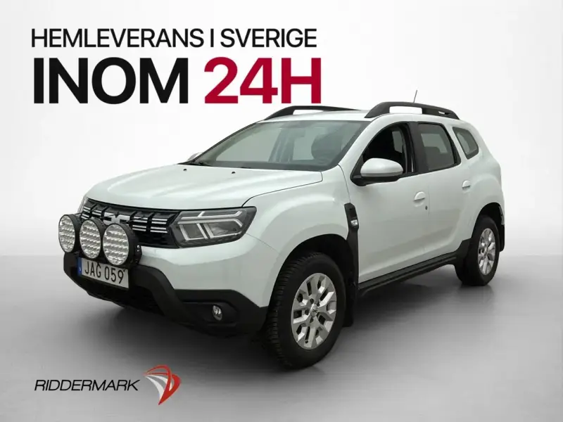 Vit Dacia Duster med extraljus, redo för ett däcktest. Hemleverans inom 24h.