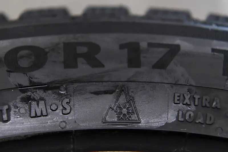 Detaljbild på ett däck med texten "R17", snöflingesymbol och "EXTRA LOAD". Ett bra val för ett kumho wintercraft ice wi32 test.
