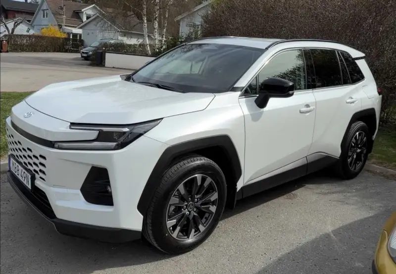 Vit Toyota RAV4 redo för ett nytt toyota rav4 test. Denna SUV ser redo för äventyr.