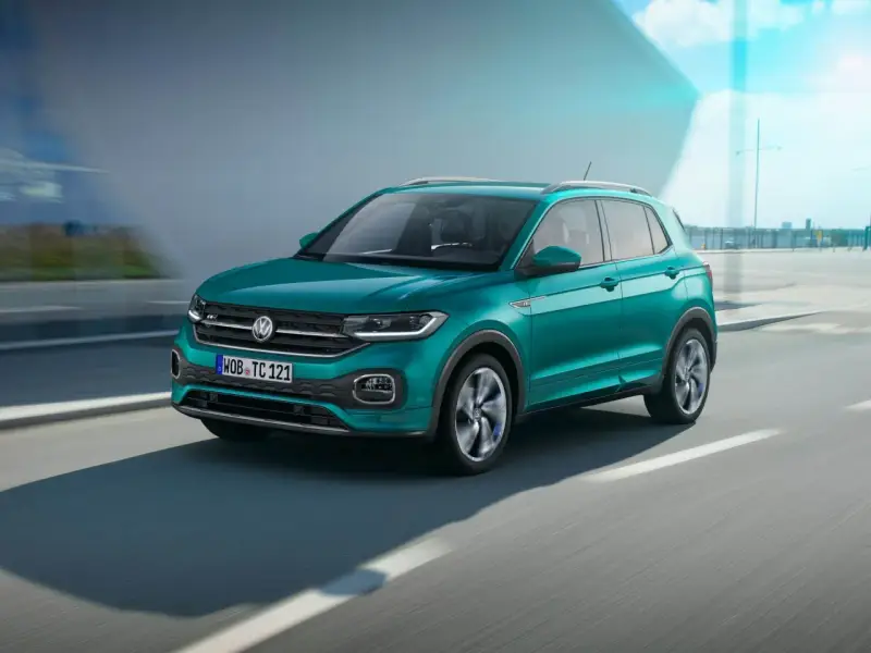 En turkos VW T-Cross kör på en väg. Inga problem med denna bil!