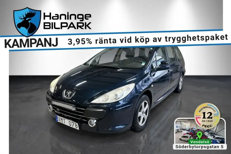 Mörkblå Peugeot 307 kombi, en bil som kan ha vanliga fel, visas på Haninge Bilpark. Kampanj med 3,95% ränta.